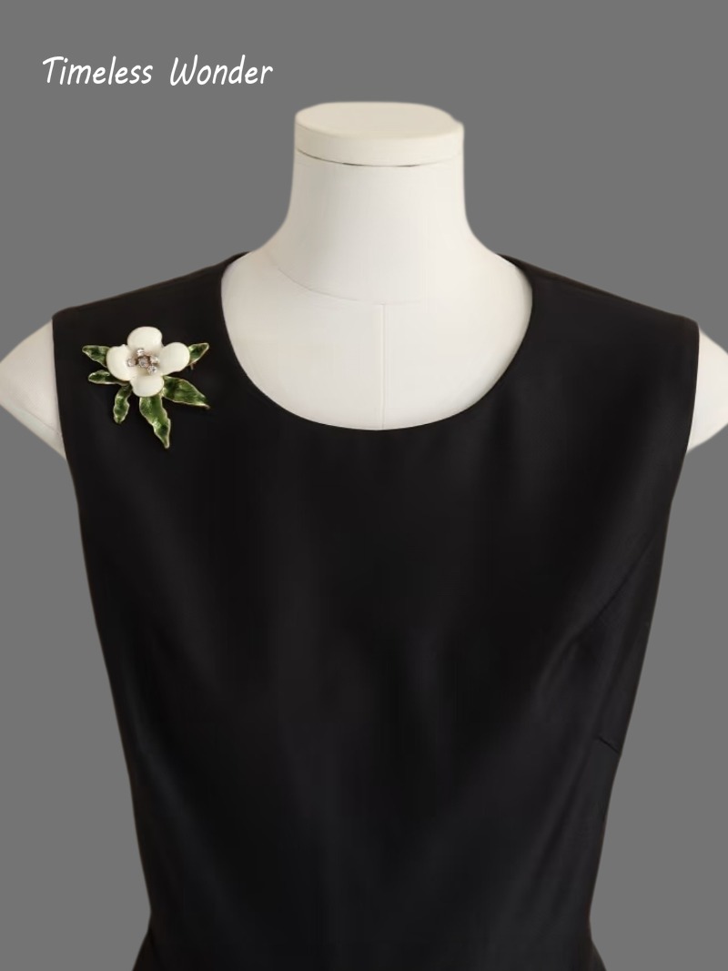 Timeless Wonder Retro Enamel Z - огляд і ціна Vintage Fashion Runway